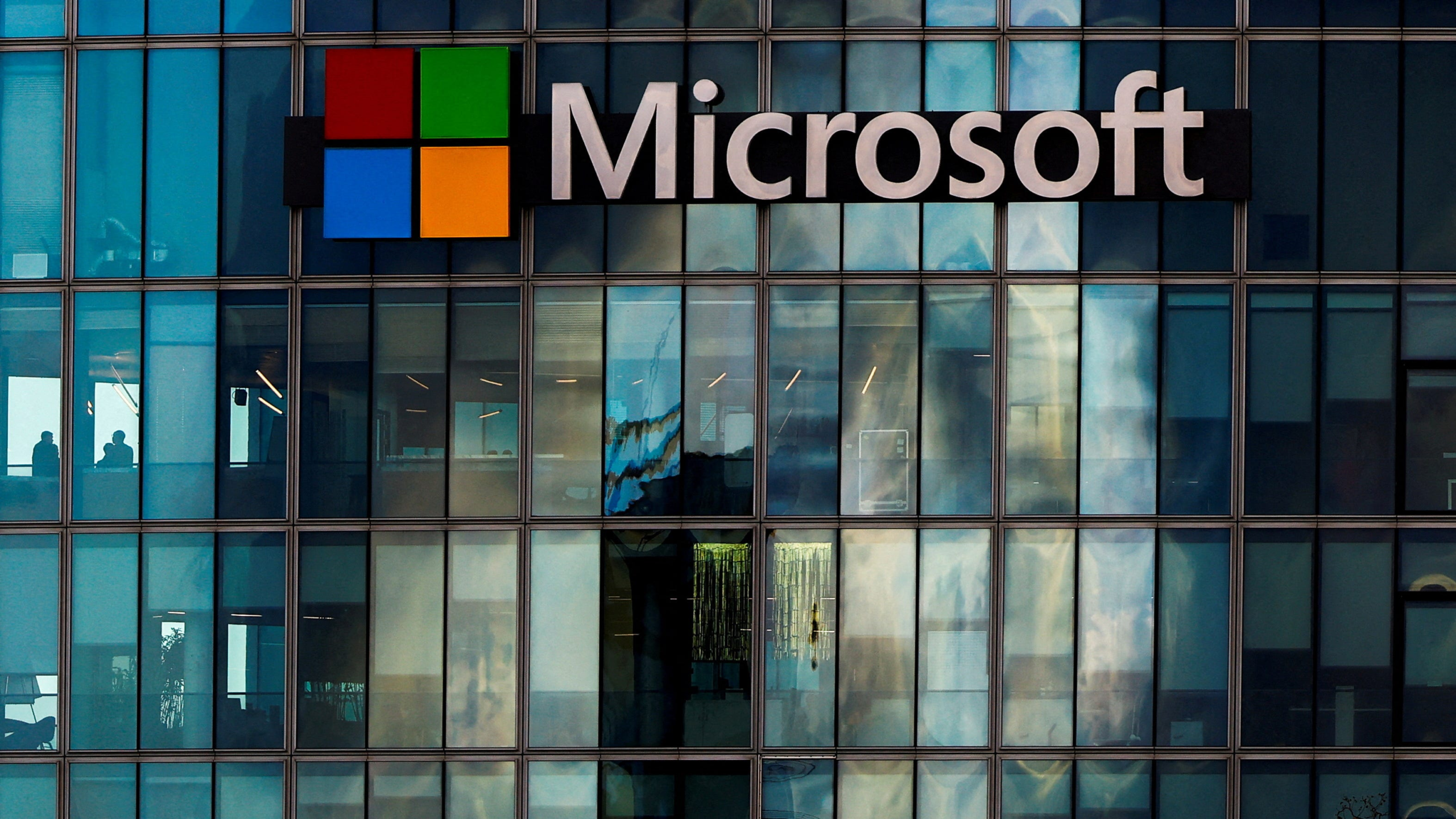 Microsoft Outlook Users Face Email Access Issues: Latest Updates