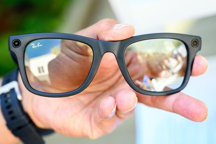 Meta Unveils Affordable Smart Glasses with Display Technology
