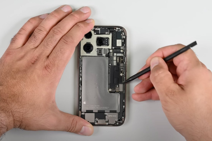 iPhone 17 Leak Reveals Innovative Lightweight Battery Design