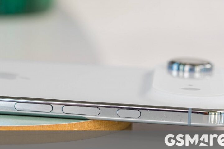Chinese Manufacturers Rethink Slim Phones After iPhone Air's Disappointing Sales