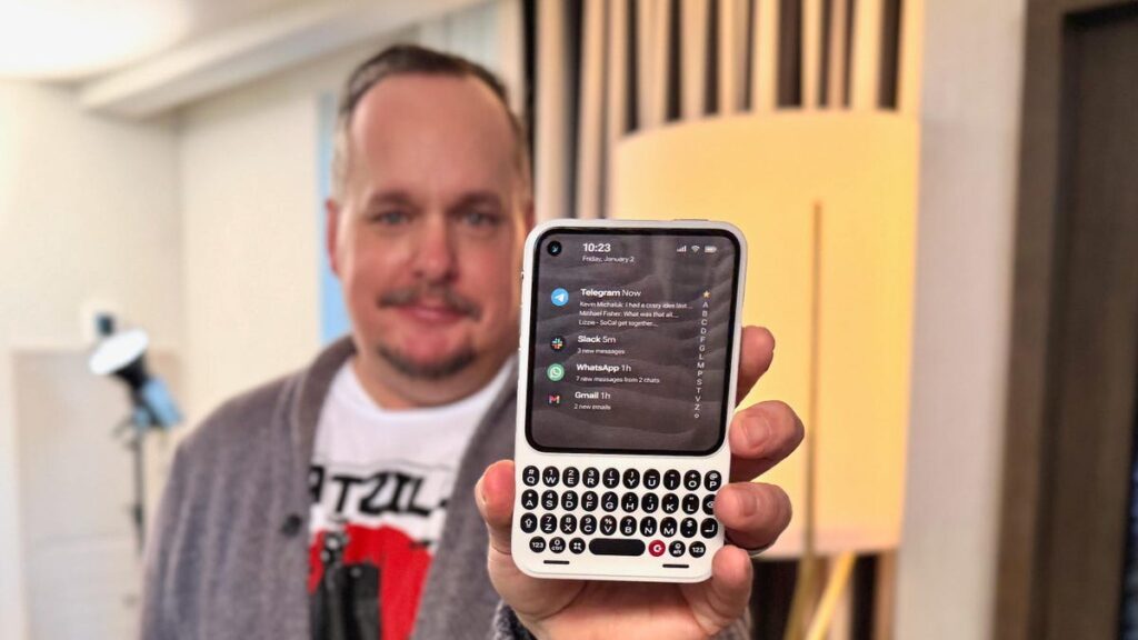Clicks Communicator Review: Innovative Device Redefines Mobile Communication