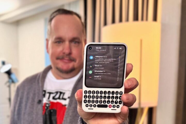 Clicks Communicator Review: Innovative Device Redefines Mobile Communication